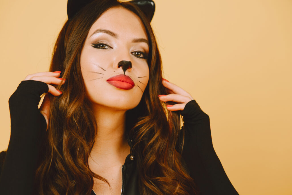 Foto grátis mulheres jovens felizes em traje preto. Fonte: freepik